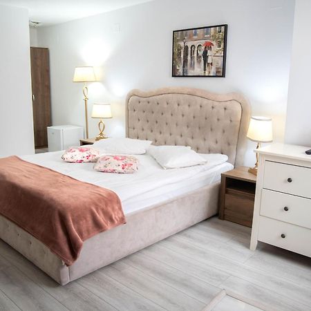 Casa Alis Hotel Oradea Buitenkant foto