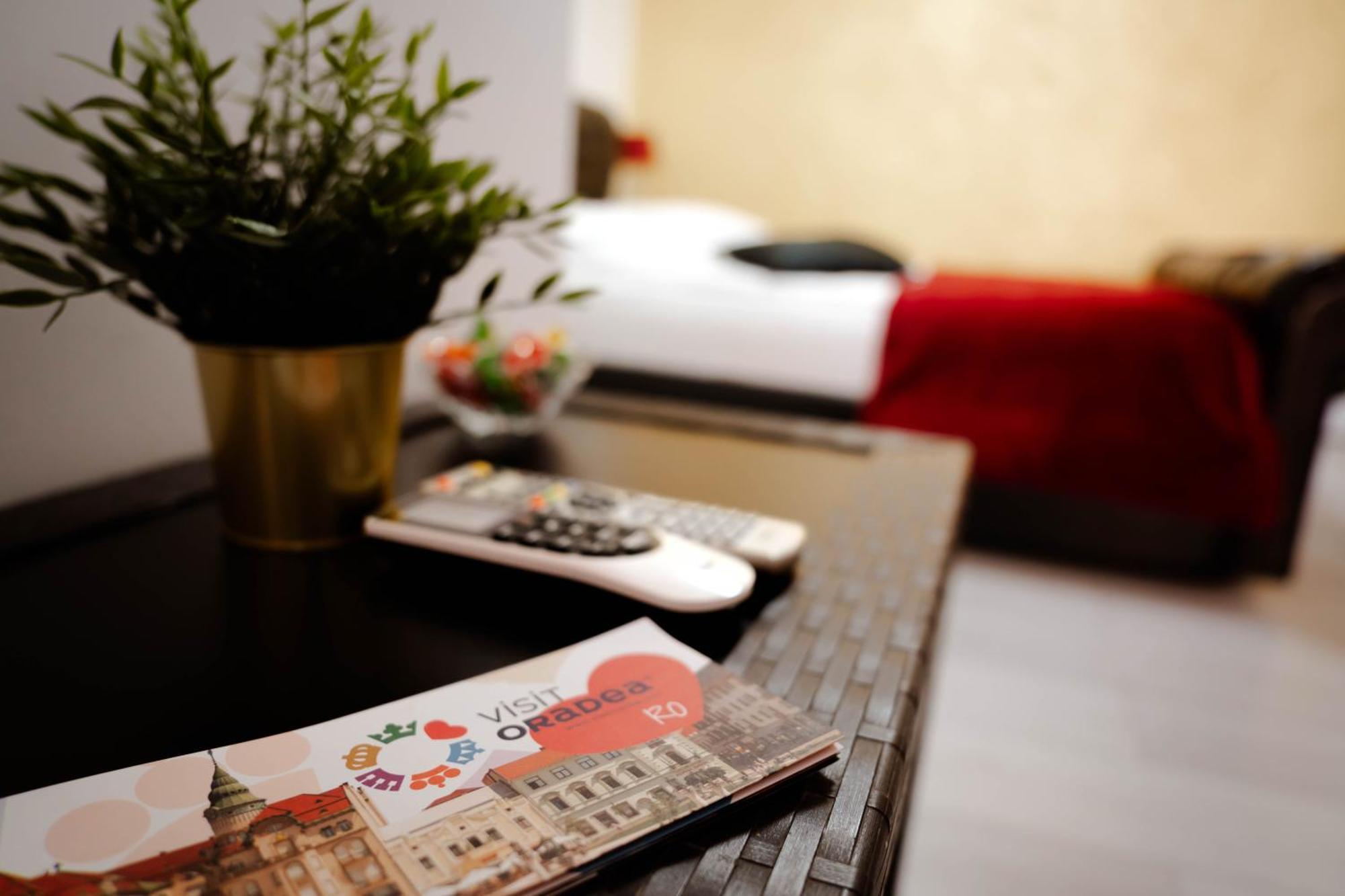 Casa Alis Hotel Oradea Buitenkant foto